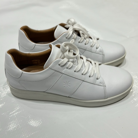 JOYASOL Women's Paisley Sneaker All White Size 7
MSRP $220 - Picture 2 of 10